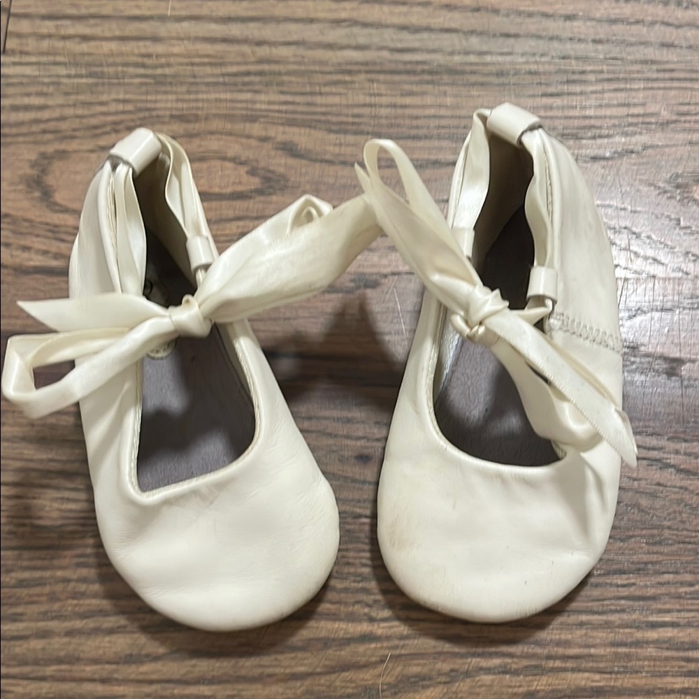Designer Touch baby shoes size 6 play condition